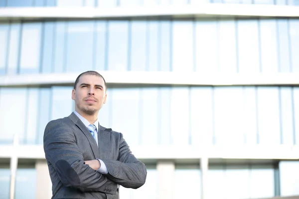 Caucásico hombre de negocios al aire libre — Foto de Stock