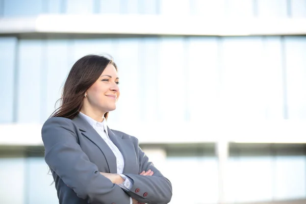 Portret van een succesvolle zakenvrouw die lacht. Mooie jonge vrouwelijke uitvoerende in een stedelijke omgeving — Stockfoto