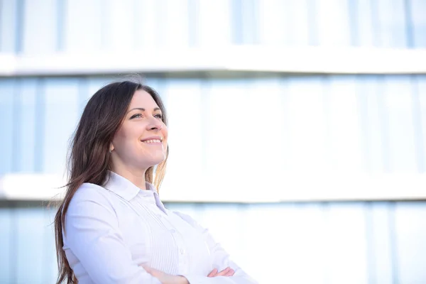 Portret van een succesvolle zakenvrouw die lacht. Mooie jonge vrouwelijke uitvoerende in een stedelijke omgeving — Stockfoto