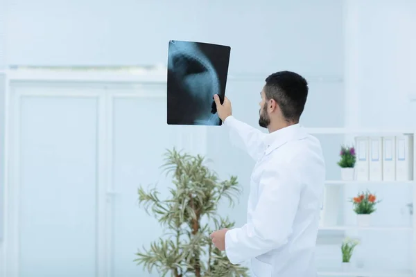 Lékař při pohledu na rentgenové obrázek v nemocnici — Stock fotografie