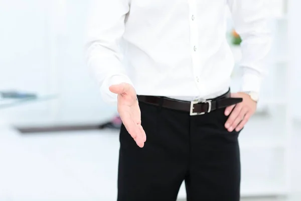 Geschäftsmann reicht einen Handschlag — Stockfoto