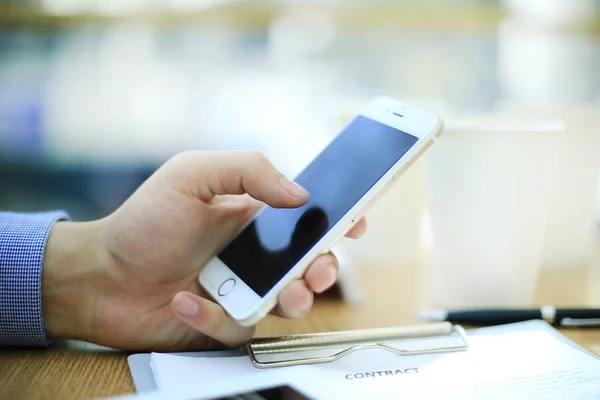 Primer plano de un hombre que usa un teléfono inteligente móvil —  Fotos de Stock