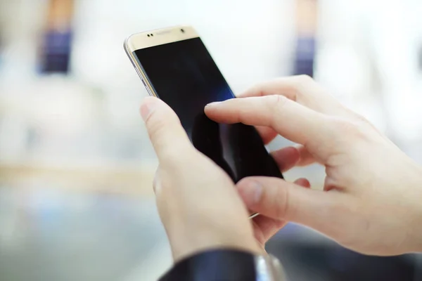 Primer plano de un hombre que usa un teléfono inteligente móvil —  Fotos de Stock