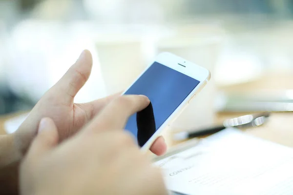 Close-up van een man met behulp van mobiele smartphone — Stockfoto