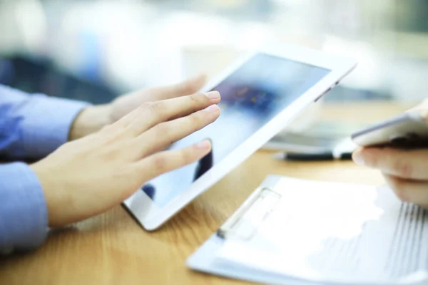 Teamwork, Team Brainstorming Prozess. Junge kreative Manager Crew arbeitet mit neuen Start-up-Projekt in modernem Büro. zeitgenössischer Laptop, Tablet-PC, Notizbuch auf Holztisch. Vintage-Farbe, selektiver Fokus — Stockfoto