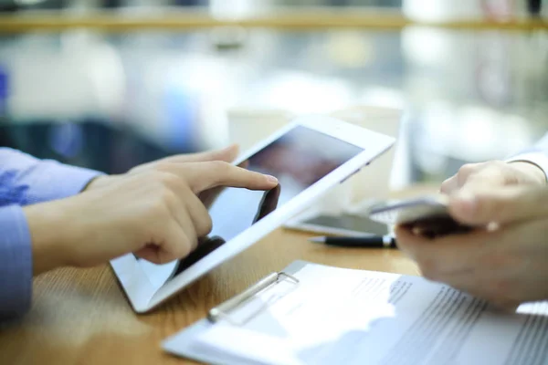 Lavoro di squadra, team brainstorming process. Giovani manager creativi lavorano con un nuovo progetto di startup in un ufficio moderno. Portatile contemporaneo, tablet pc, notebook su tavolo in legno. colore vintage, messa a fuoco selettiva — Foto Stock