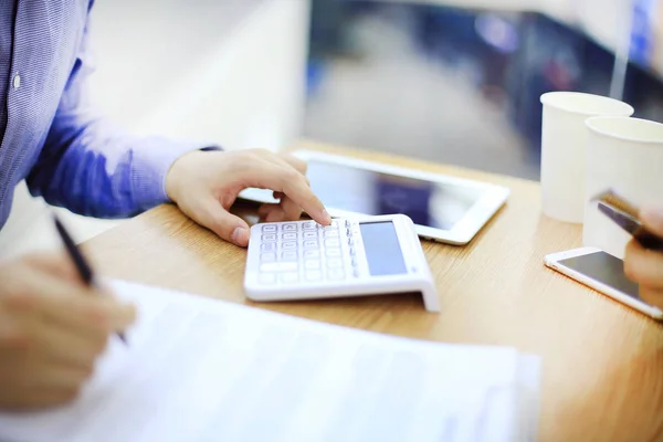 Empresário usando uma calculadora para calcular números — Fotografia de Stock