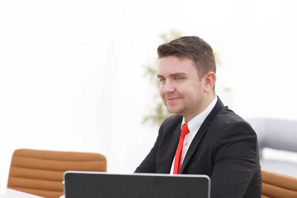 Junge Mitarbeiterin schaut während des Arbeitstages auf Computermonitor — Stockfoto