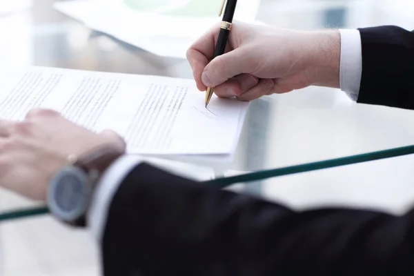 Homem de negócios assinando um contrato — Fotografia de Stock