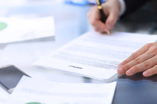 Homem de negócios assinando um contrato — Fotografia de Stock