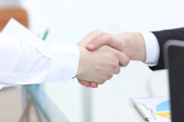 Nahaufnahme der Geschäftspartnerschaft Handshake-Konzept. Foto von zwei Geschäftsleuten Handshake-Prozess. Erfolgreicher Deal nach großem Treffen. Horizontal, Fackel-Effekt, verschwommener Hintergrund lizenzfreie Stockfotos