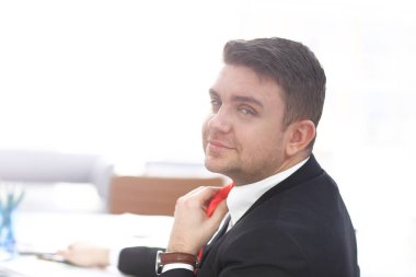 İşadamı Boyunbağını Ayarladı