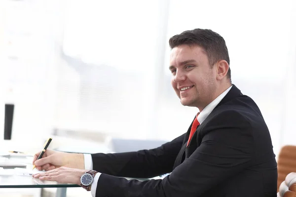 Zakenman werkt op kantoor met laptop en documenten op zijn bureau — Stockfoto