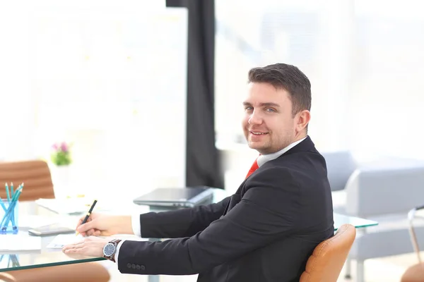 Geschäftsmann im Büro mit Laptop und Dokumenten auf dem Schreibtisch — Stockfoto