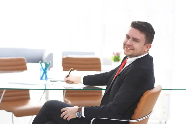 Geschäftsmann im Büro mit Laptop und Dokumenten auf dem Schreibtisch — Stockfoto