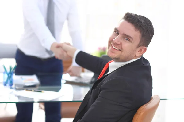 Vue rapprochée du concept de poignée de main de partenariat d'entreprise.Photo de deux processus de poignée de main d'homme d'affaires.Beaucoup de succès après une grande réunion.Horizontal, effet fusée éclairante, arrière-plan flou — Photo