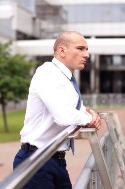 Genç işadamı holding tablet elinde açık