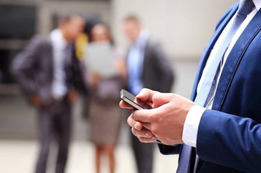 Akıllı telefon kullanan bir adam yakın çekim