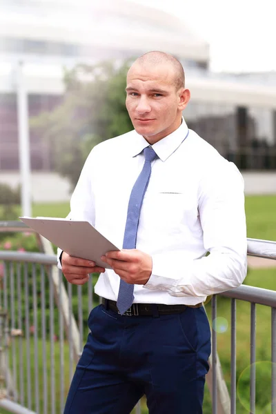 Mladý úspěšný podnikatel s tabletem venku — Stock fotografie
