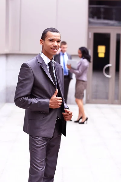 Περήφανος νεαρός αφρικανική επιχείρηση επιχειρηματίας χαμογελώντας — Φωτογραφία Αρχείου
