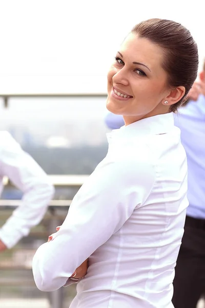 Πορτραίτο μια επιτυχημένη γυναίκα των επιχειρήσεων χαμογελώντας. Όμορφη νεαρή γυναίκα εκτελεστικό — Φωτογραφία Αρχείου