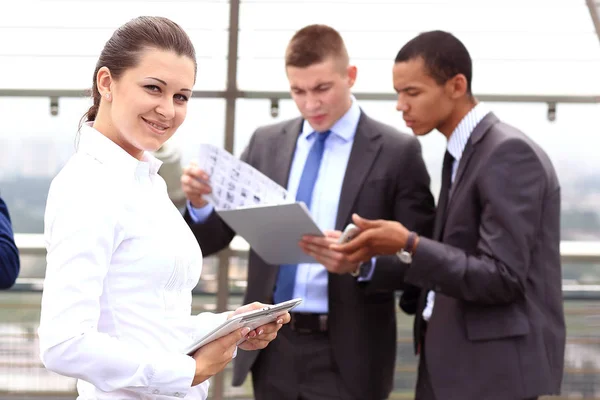 Portret van een succesvolle zakenvrouw glimlachend. — Stockfoto