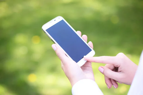 Woman using mobile smart phone in the park. — Stock Photo, Image