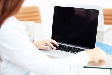 Hippi kız Laptop büyük çatı Studio.Student araştırma süreci Work.Young iş kadın çalışma yaratıcı başlangıç modern Office.Analyze Pazar stok, yeni strateji kullanın. Yatay