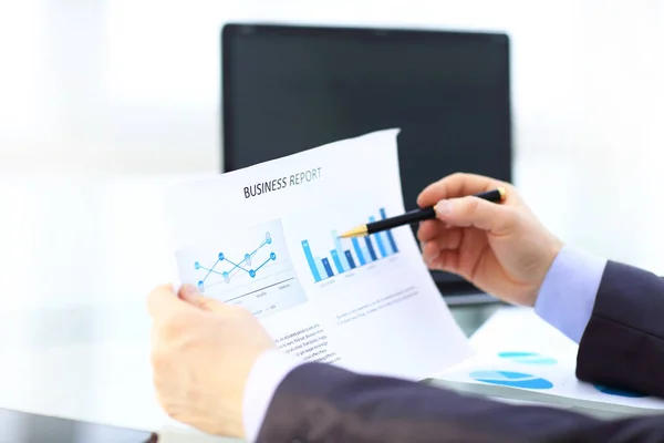 Elegante hombre de negocios analizando datos en la oficina —  Fotos de Stock