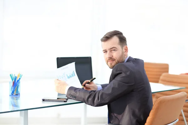 Elegant affärsman som analyserar data på kontoret — Stockfoto
