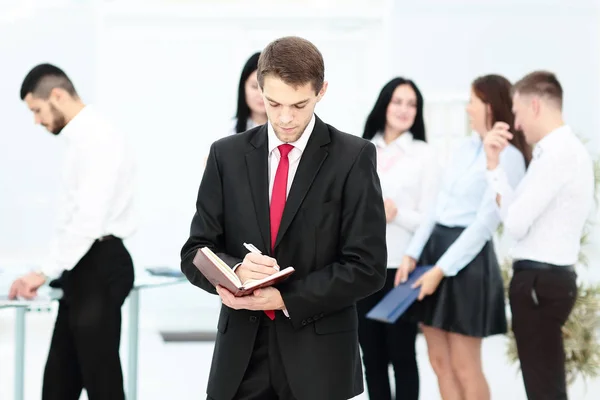 Groep zakenmensen met bedrijfsleider op de voorgrond — Stockfoto