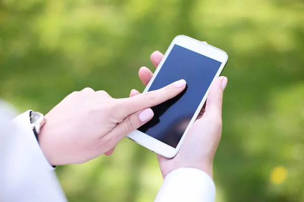 Frau benutzt Handy im Park. — Stockfoto