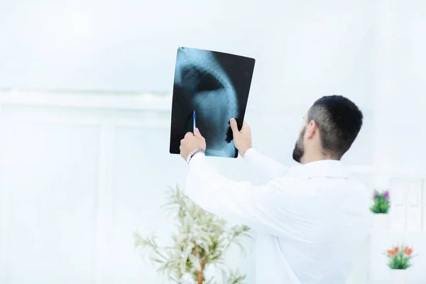 Lékař zkoumá hrudníku x-ray film pacienta — Stock fotografie