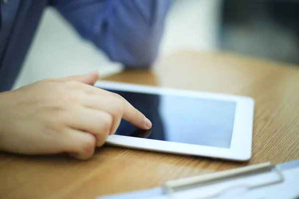 Close-up van handen multitasking man met behulp van tablet, laptop wifi verbinding — Stockfoto