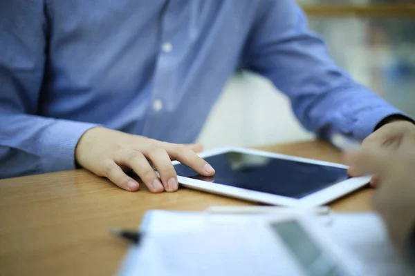 Mani close up uomo multitasking utilizzando tablet, computer portatile di collegamento wifi — Foto Stock