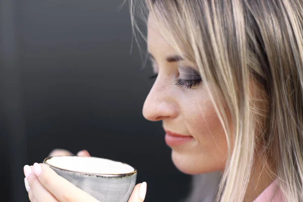 Kobieta, picie kawy rano w restauracji miękka ostrość na oczy — Zdjęcie stockowe