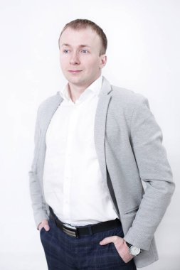 Adam beyaz arka planda karşı elle gülümseyen portresi