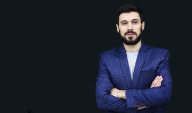 Siyah arka planda olgun bir adamın portresi