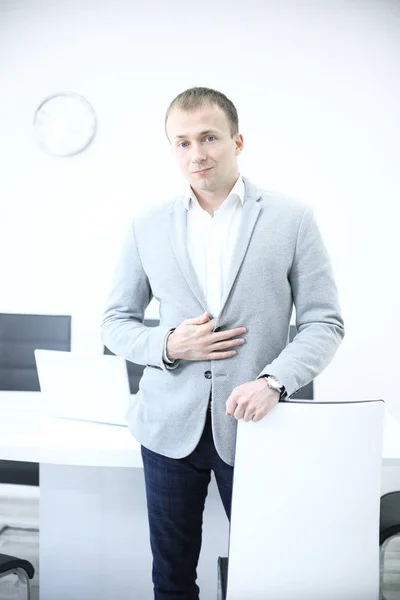 Portrait d'homme souriant avec les mains sur fond blanc — Photo