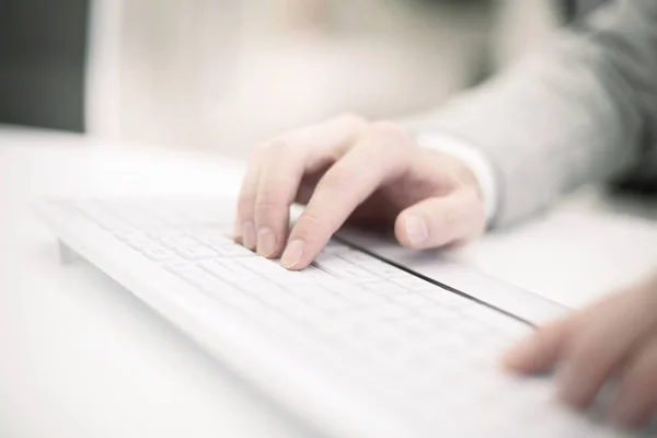 Imagen de las manos del hombre escribiendo. Enfoque selectivo . —  Fotos de Stock