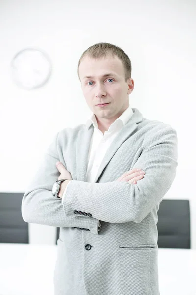 Portrait d'homme souriant avec les mains sur fond blanc — Photo