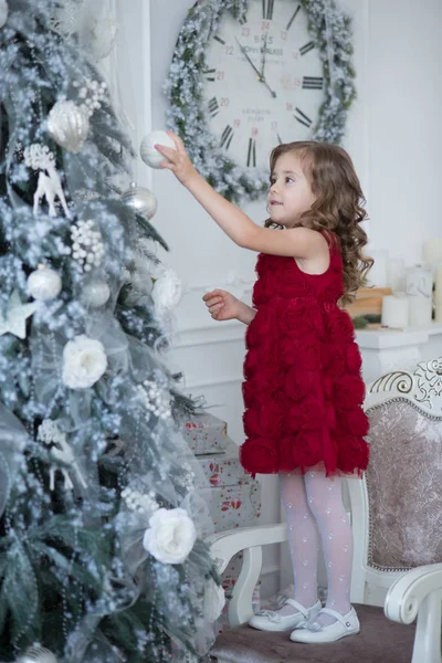 Meisje in de buurt van Spar kerstboom — Stockfoto