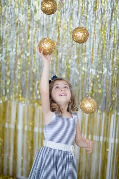 Schattig meisje met kerstballen — Stockfoto