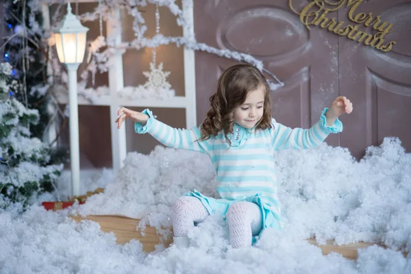 Маленька дівчинка грає зі снігом — стокове фото