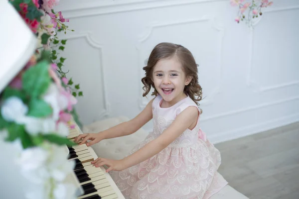 Girl playing on piano — Stock Photo, Image