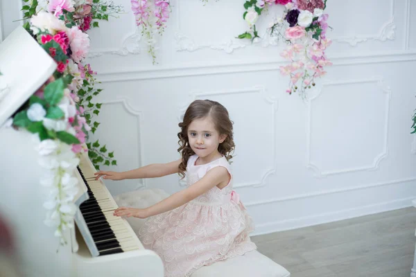 ピアノで遊んでいるガール フレンド — ストック写真