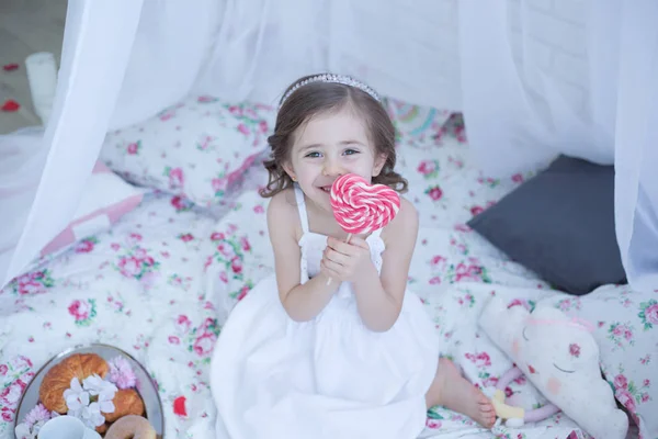 Fille avec des bonbons roses — Photo