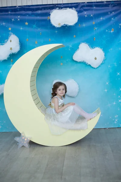 Schattig meisje op geel maan — Stockfoto