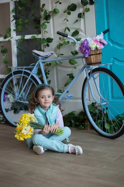 Retro bisikleti ile küçük kız — Stok fotoğraf