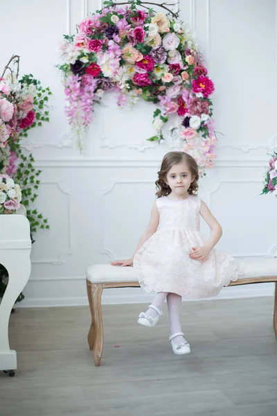 Girl in room with flowers — Stock Photo, Image